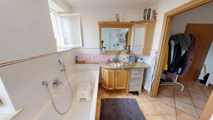 Badezimmer mit Dusche und Wanne