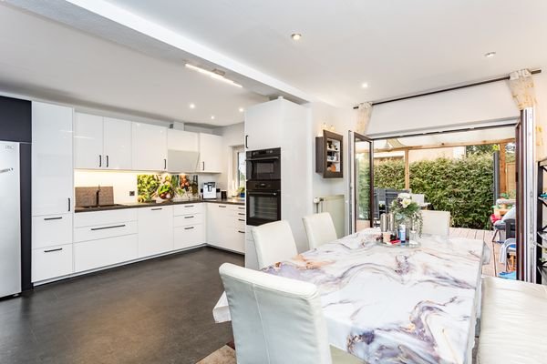 Essbereich mit Zugang zur Terrasse