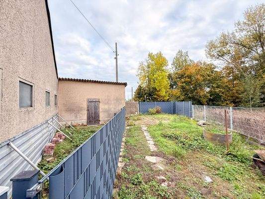 Hühnerstall und Gartenfläche