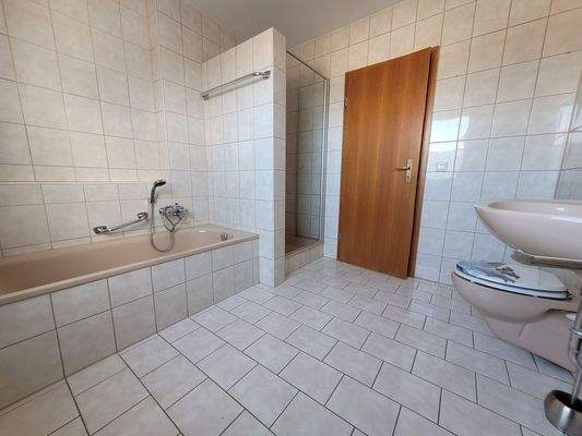 mit Wanne und Dusche