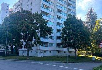 Hausansicht – Seitenansicht mit Balkonen