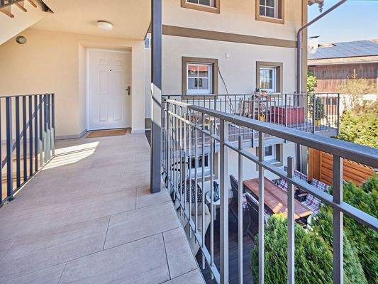 Eingangsbereich mit zusätzichem Außensitzplatz/Terrasse 1. OG