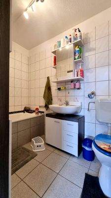 Bad 1 mit Wanne, Waschbecken & WC.jpg