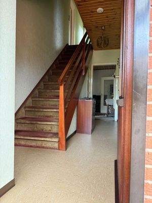Flur und Holztreppe 