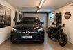 2_Luxusgarage mit Mercedes und Harley-Davidson
