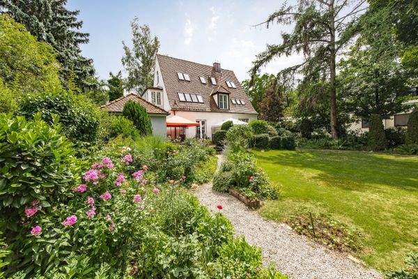 Garten und Rückansicht des Hauses