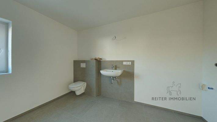 Tageslichtbadezimmer mit Dusche und Waschmaschinenanschluss