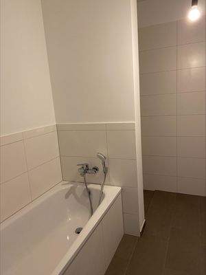 Dusche und Wanne Bad Neubau.jpeg