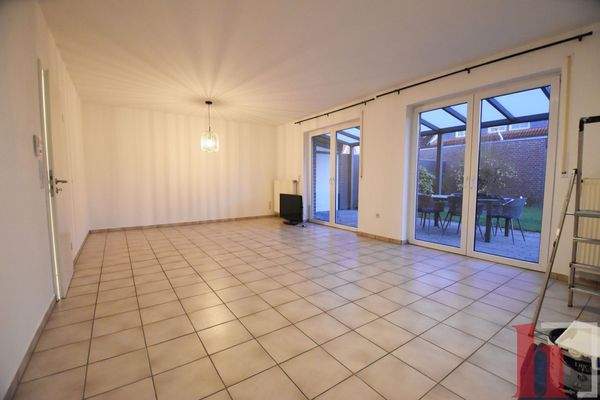 Helles Wohnzimmer mit Terrasse