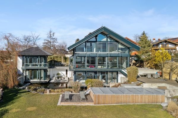 Haupthaus mit Pavillon und Pool