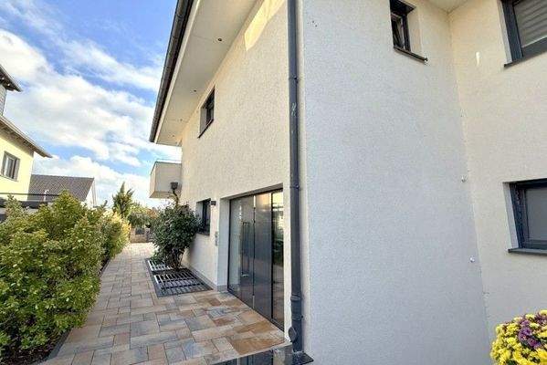 Ost-Ansicht mit Eingangstür