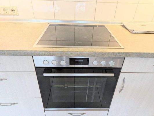 Ceranherd mit Umluftbackofen.