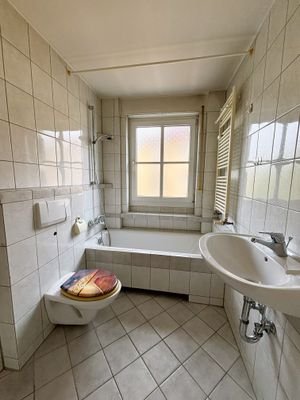 Bad mit Fenster und Wanne_ok.jpg