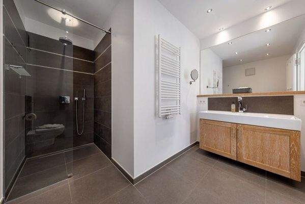 Modernes en Suite Bad mit großer Dusche