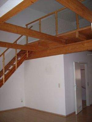 Wohnzimmer mit Treppe