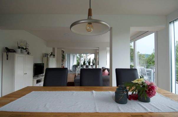 Blick vom Esszimmer ins Wohnzimmer