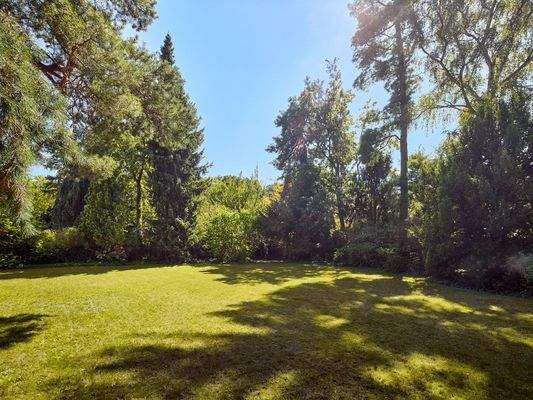 Absolut uneinsehbarer, parkähnlicher Garten