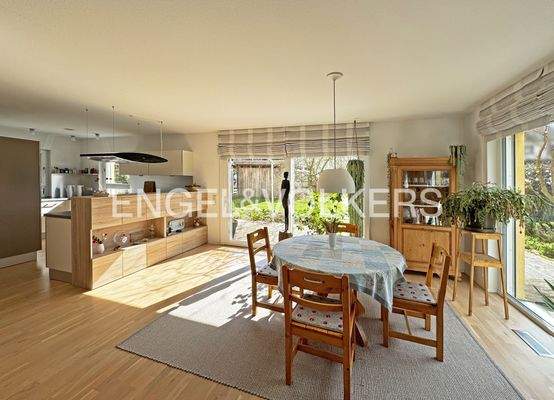 Essbereich mit Zutritt auf die Terrasse