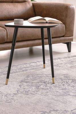 Zeitgemäßer Wohnbereich mit eleganten Materialkontrasten