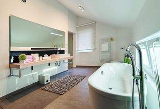 Wellness-Bad mit Premium-Ausstattung