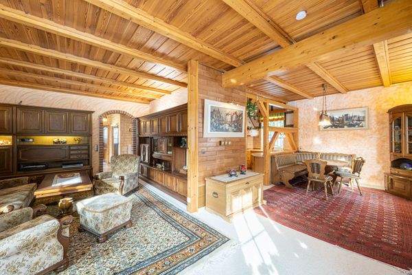 Großzügiger Wohn-Essbereich mit offener Küche