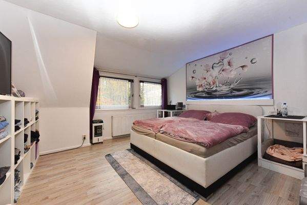 geräumiges Schlafzimmer 