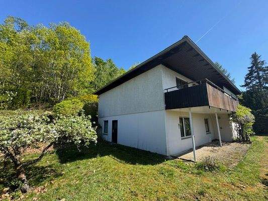 Seitenansicht der Liegenschaft