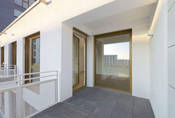 Moderner Balkon mit Glasfront