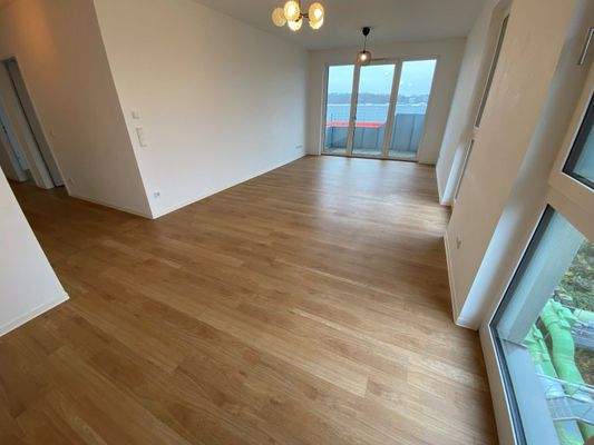 Wohnzimmer mit Balkonzugang