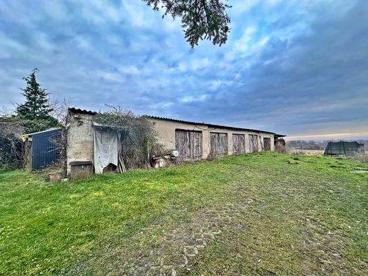 Nebengelass mit Garagen und Schuppen