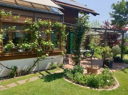 Blick zum Wintergarten und zur Terrasse 