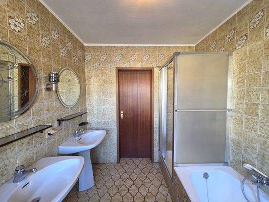 Tageslichtbad mit Wanne und Dusche