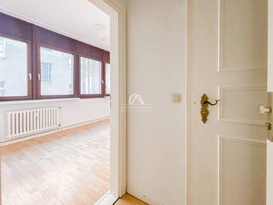 Flur mit Blick in das Zimmer