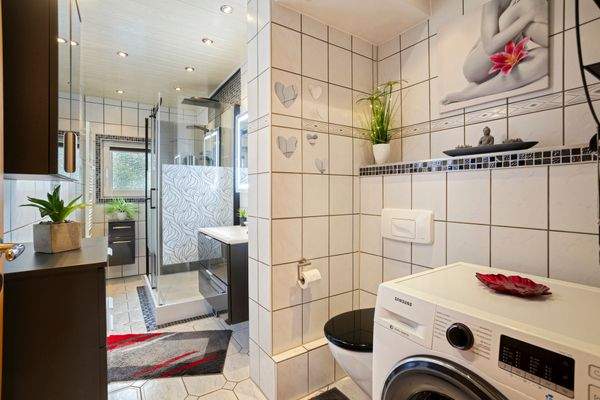 Duschbad mit Aufstellplatz der Waschm. 