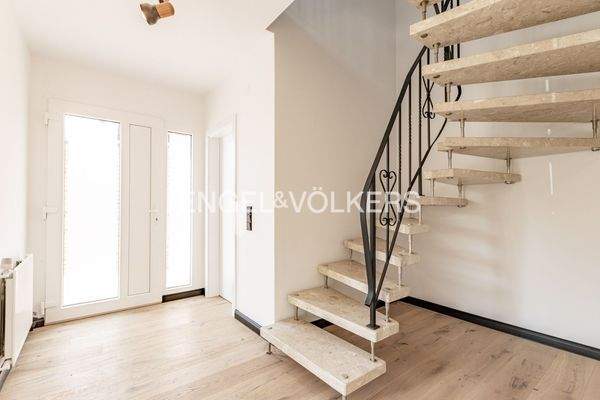 Der Flur mit Blick auf die Eingangstür