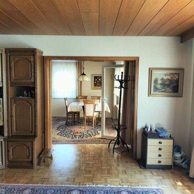 Esszimmer mit Zugang zur Terrasse