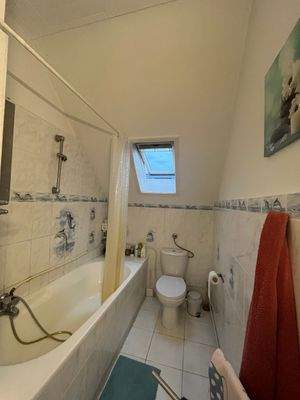 Helles Badezimmer mit Wanne