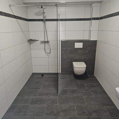 2024 sanierte Sanitäranlagen mit großzüger Duschanlage