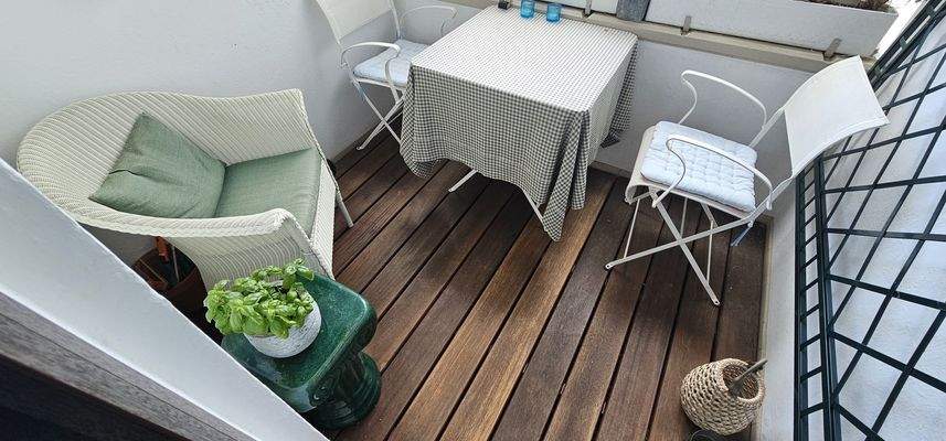 Balkon/Loggia läd zum sitzen ein