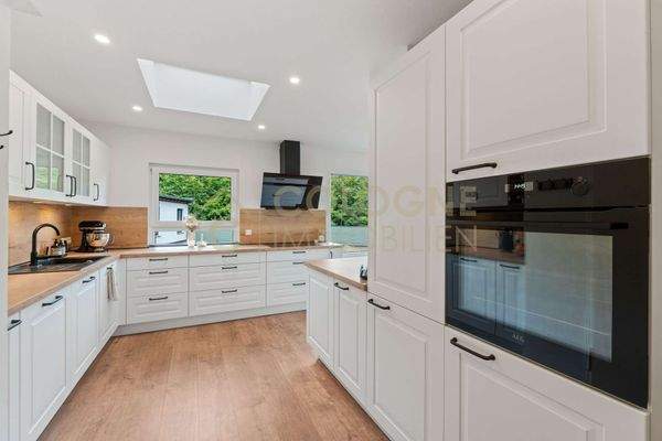 Großzügige Küche mit Blick ins grüne