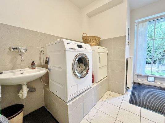 Hauswirtschaftsraum mit Ausgang zum Garten