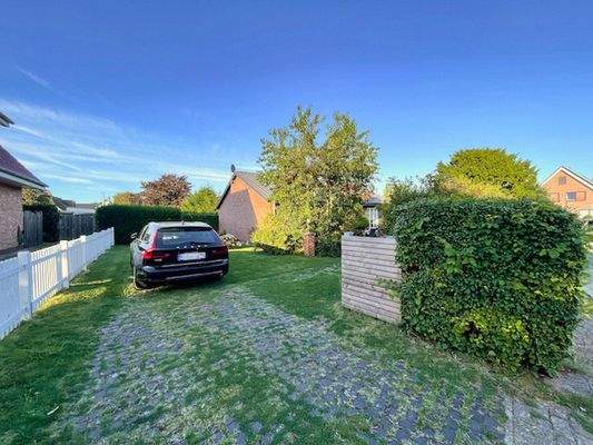 Einfahrt / 2 Parkplätze