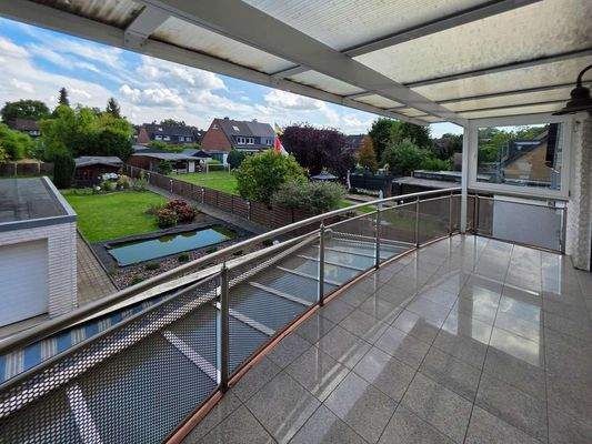 Blick vom Balkon in den Garten