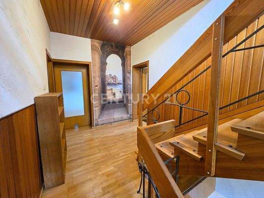 Treppenhaus im OG mit Zugang zu den einzelnen Räumen