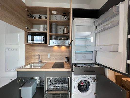 voll ausgestattete Einbauküche