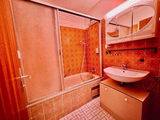 Bad mit Wanne &amp; Dusche