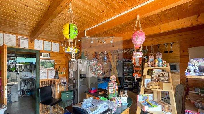 Kassenhäuschen mit Souveniren und Küche