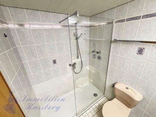 Bad mit bodentiefer Dusche