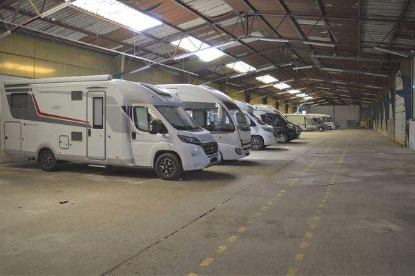 Banter Weg 9_Innenansicht WoMo-Halle.jpg