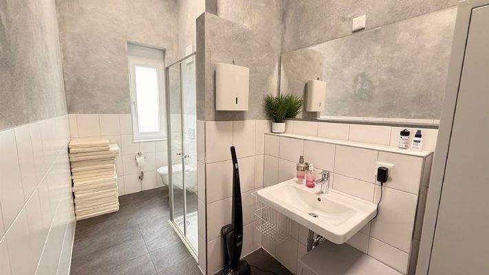 Komfortable Sanitäranlage mit Dusche - Damen